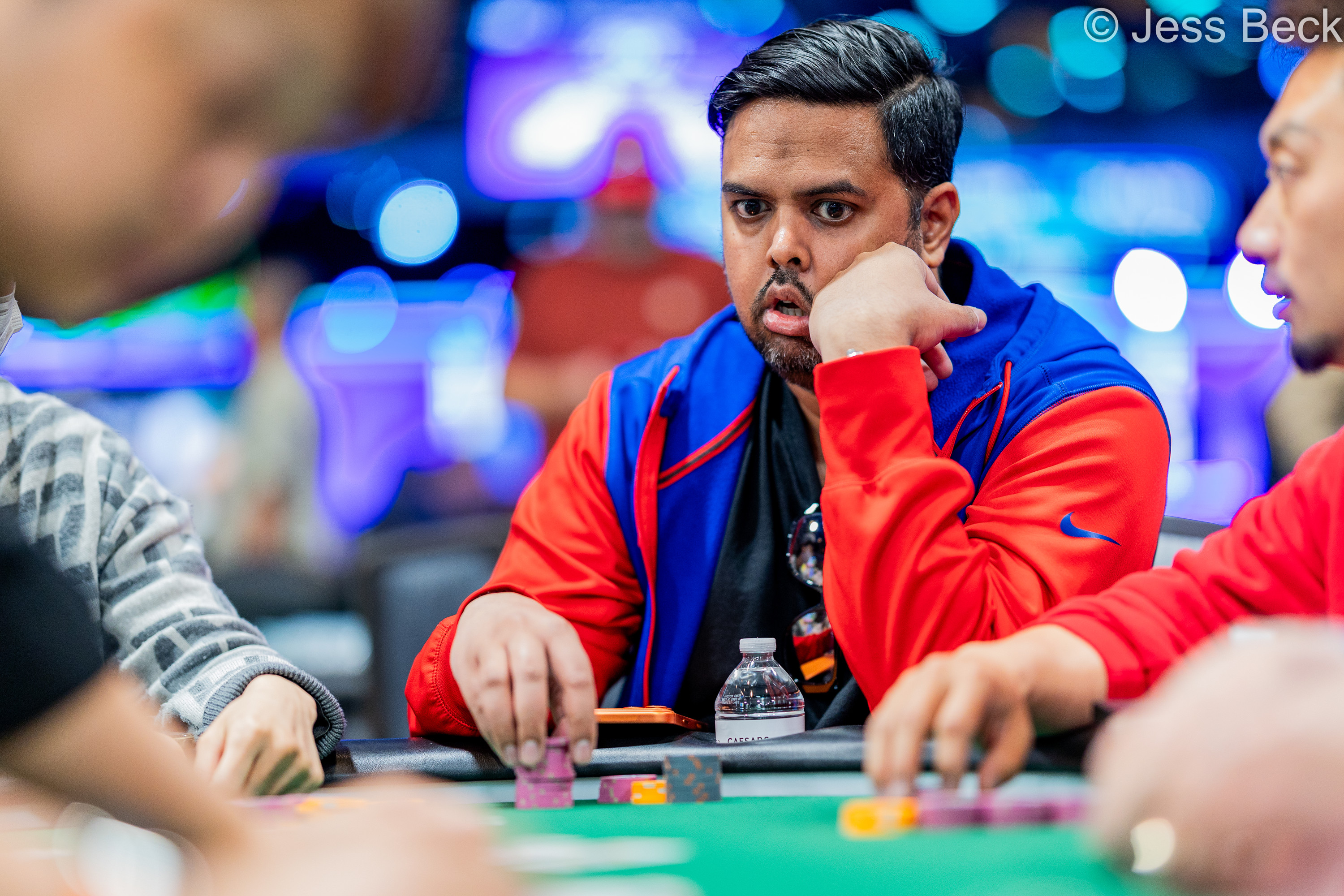 WSOP 主赛事泡沫期上演“清一色”VS“葫芦”的世纪对决 - 伟德体育