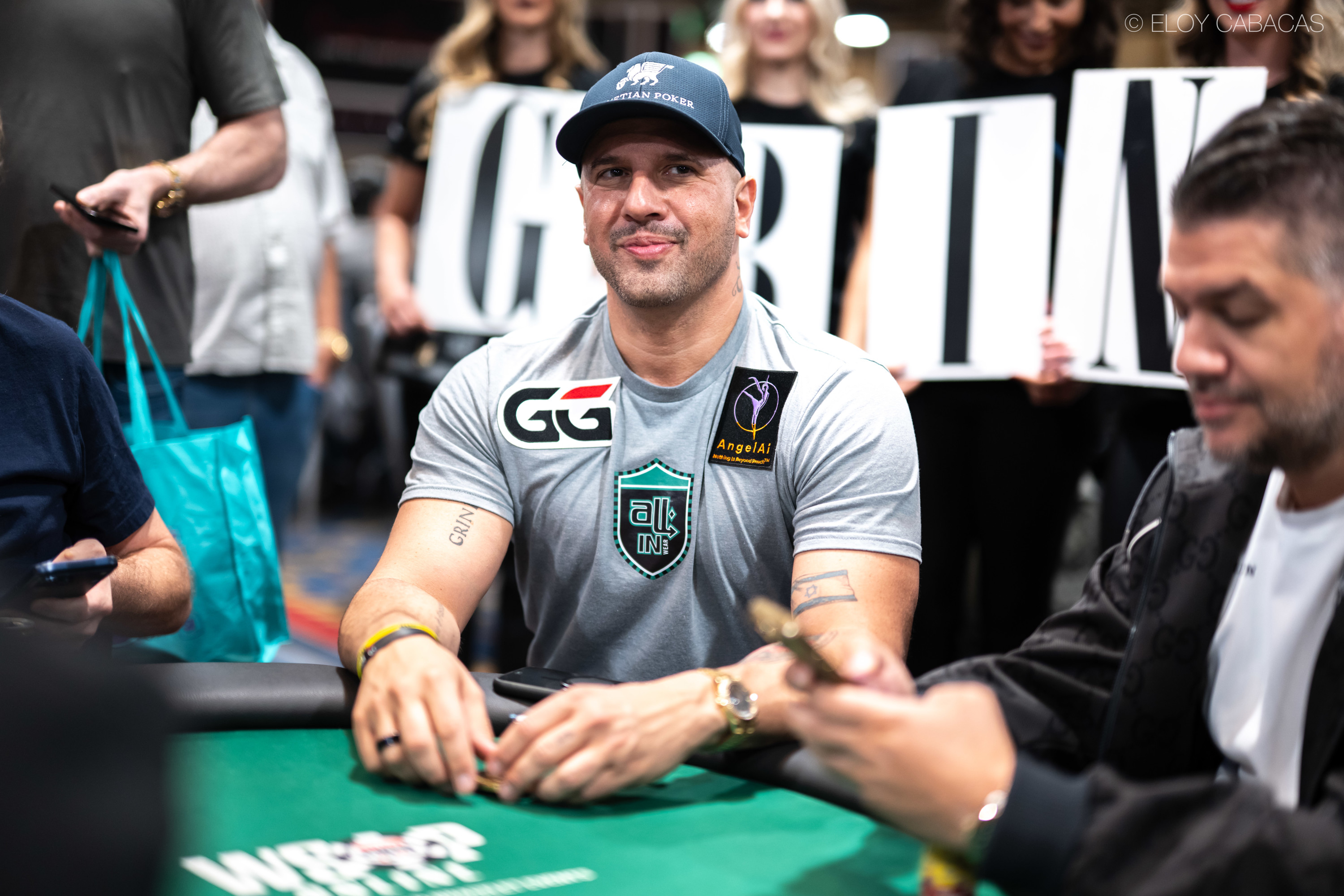 卫冕冠军Mizrachi在WSOP主赛事中强势翻盘：面对四条仍坚挺 - betvictor官网